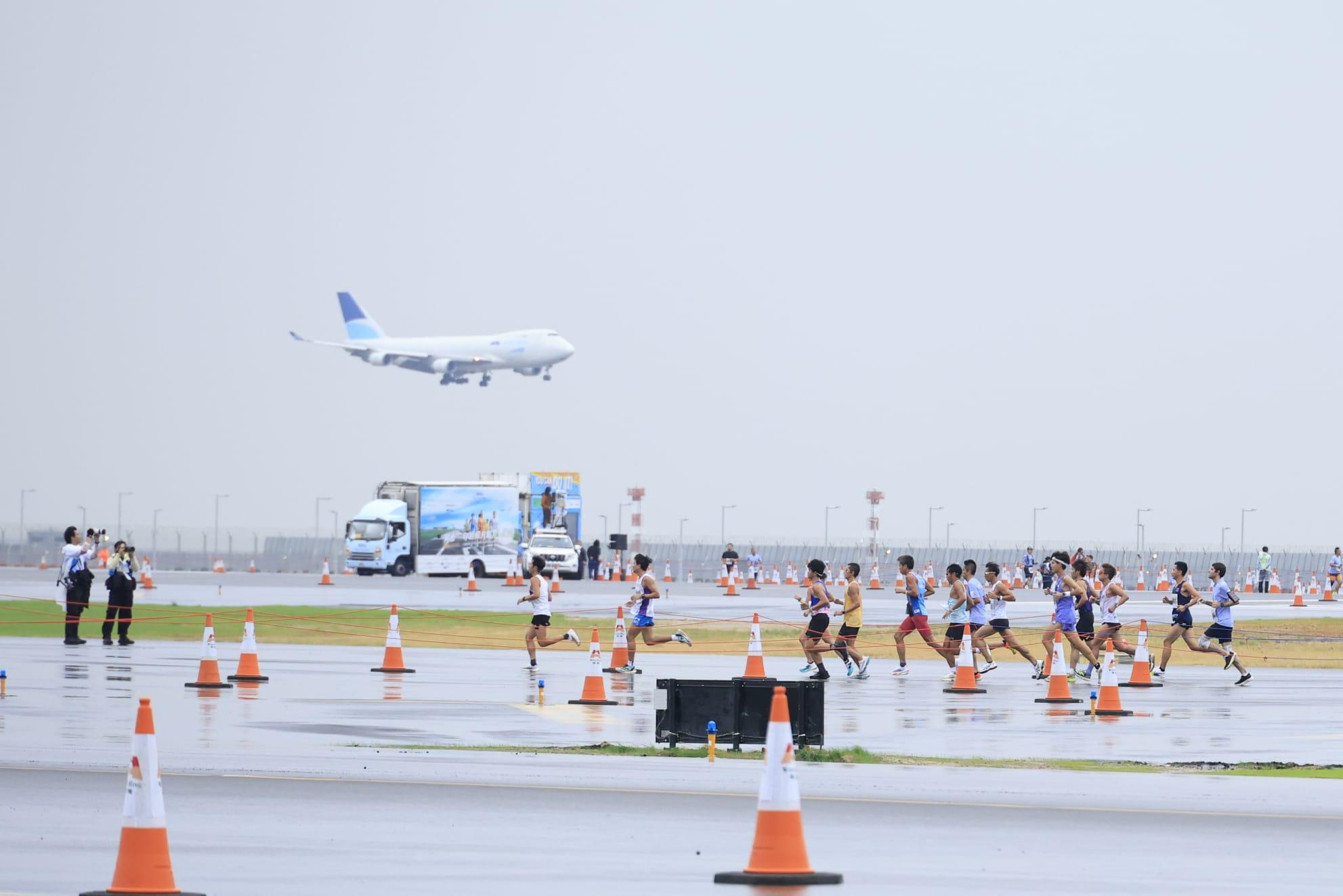 機場三跑道系統十公里今晨開跑。(林俊源攝)