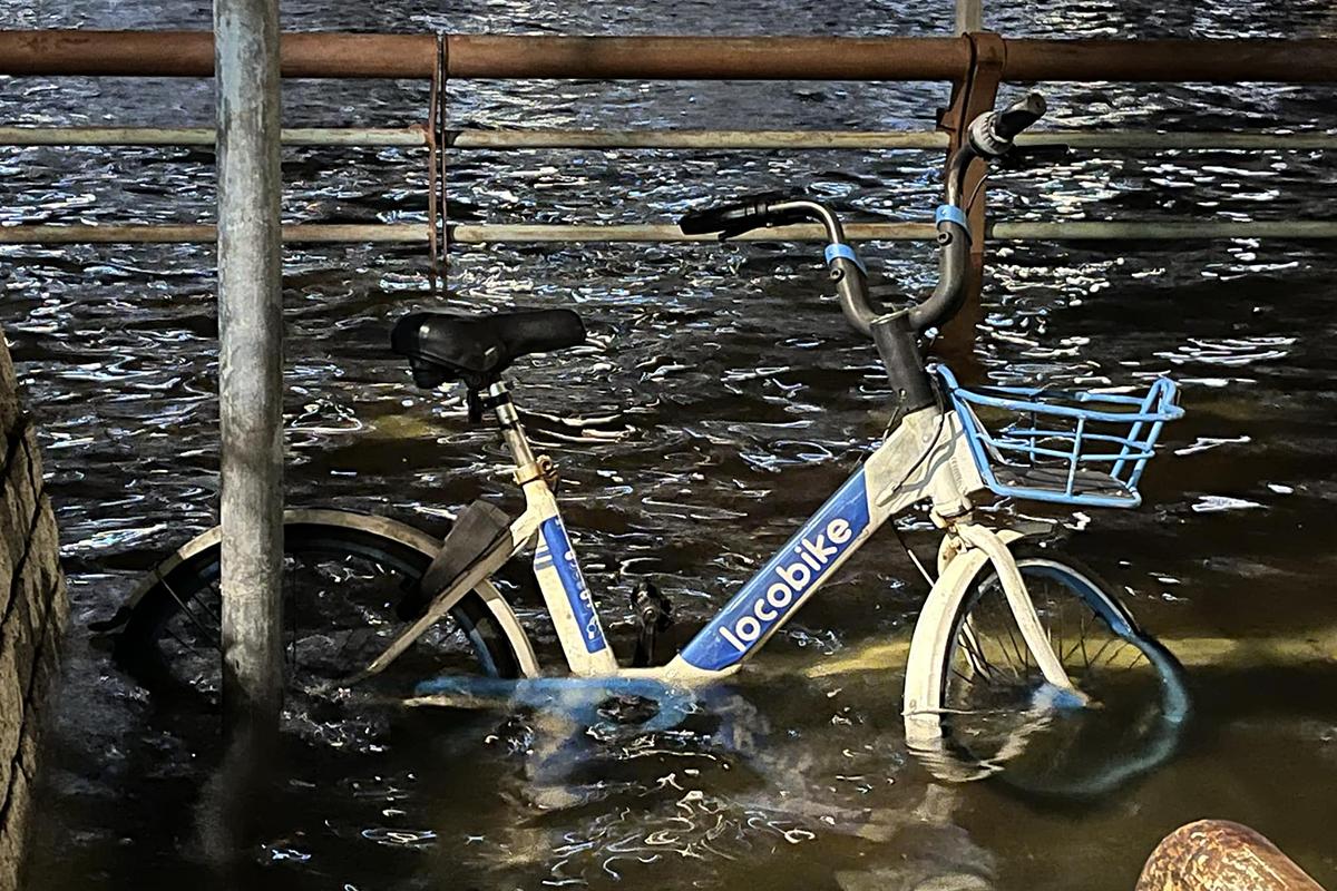 城門河旁有共享單車浸在水中。(網民Raymond Ching Mo@FB群組「Go Go Shatin」)