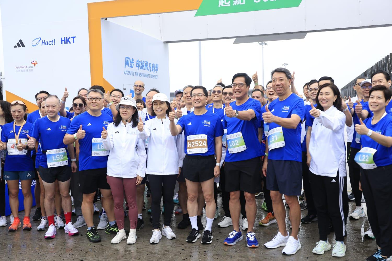 多名政府官員和立法會議員參與「機場領袖盃」兩公里賽事。(林俊源攝)