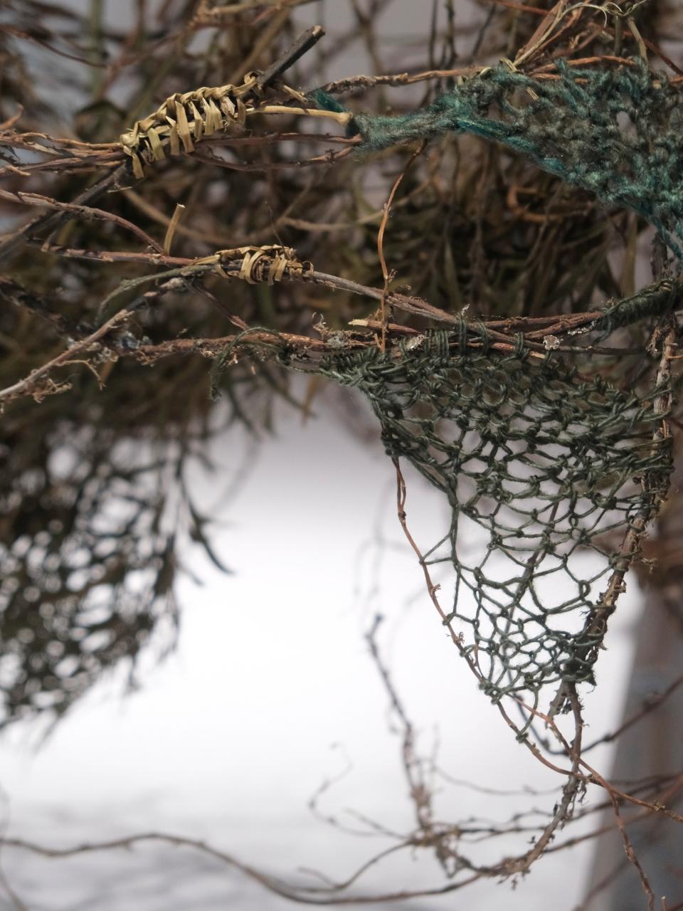 其中一項作品揉合藤繩及冷織。