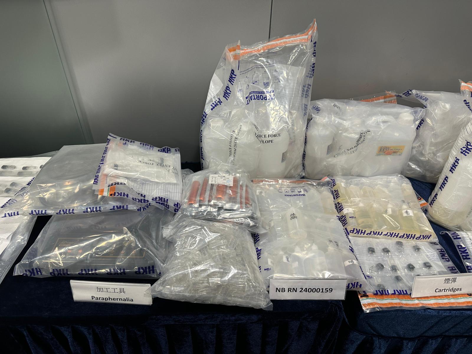 警方在行動中一共檢獲2公斤「依托咪酯」粉末、3公斤「太空油」、17公斤香味甘油,以及大量電子煙彈和加工工具,市值約240萬元。