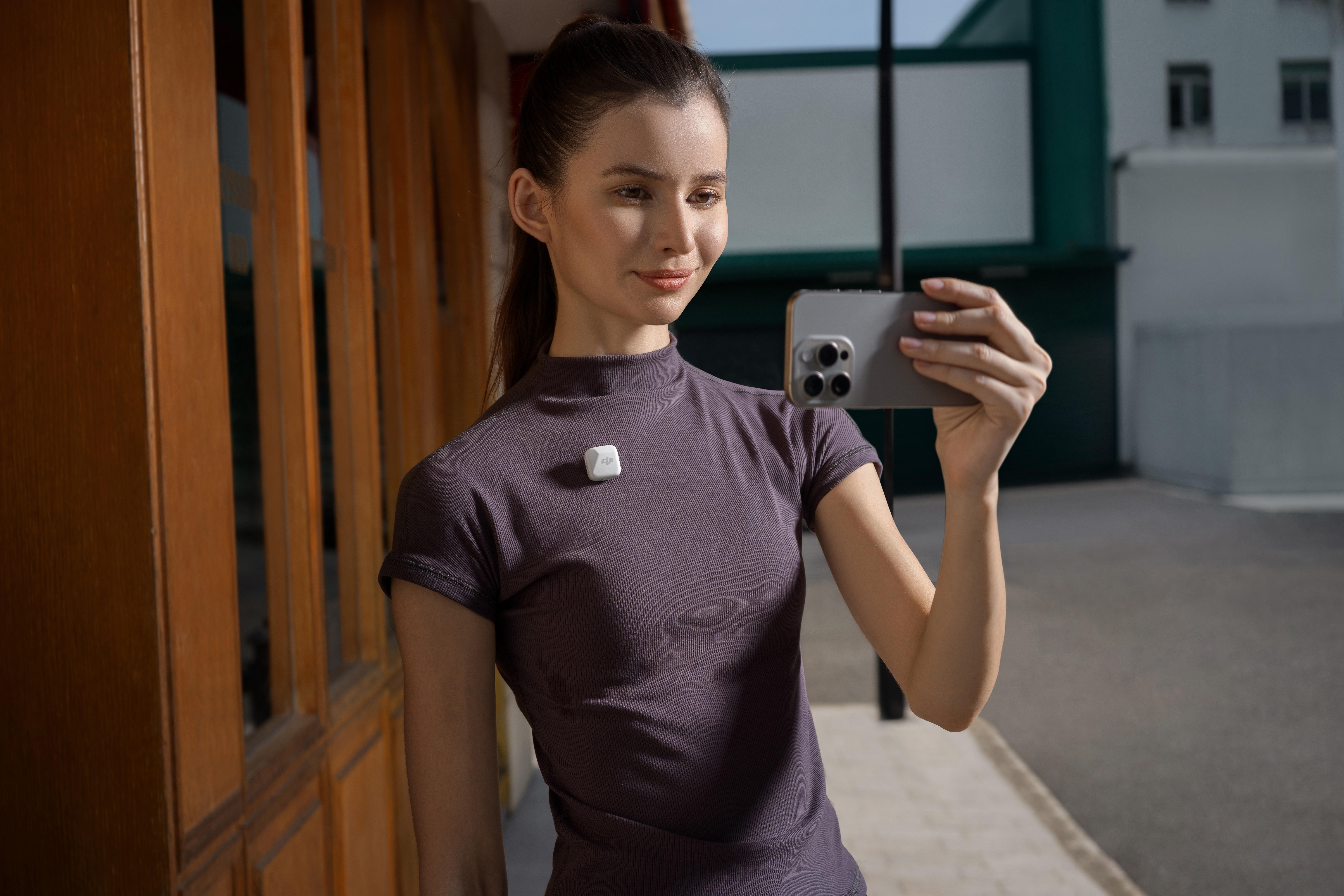 DJI Mic Mini體積超輕巧,可磁吸衣物輕便好看。