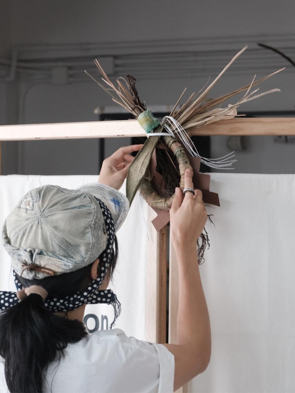 Kay嘗試用四季常生的野草製成注連繩掛飾。