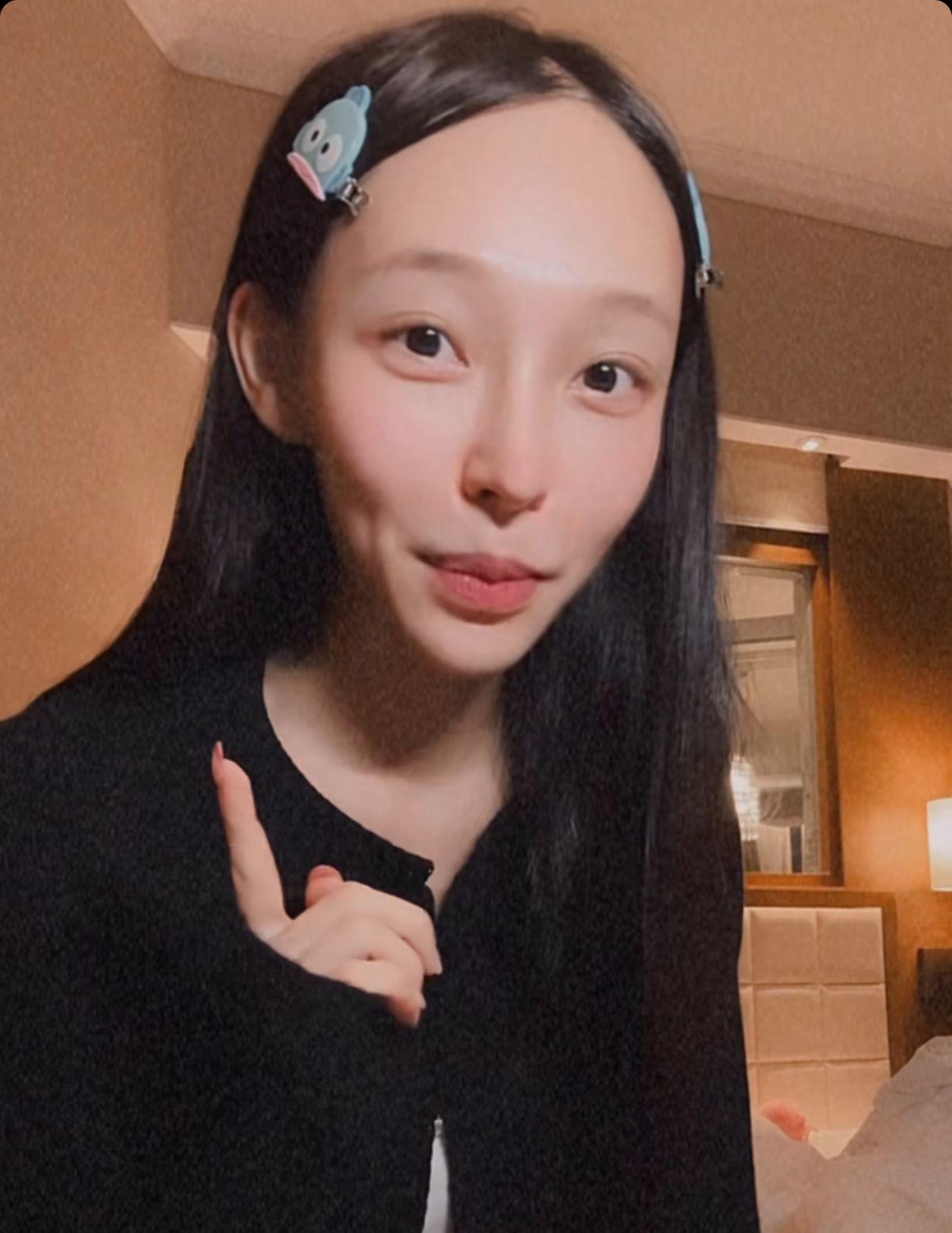 林襄昨晚素顏拍片。