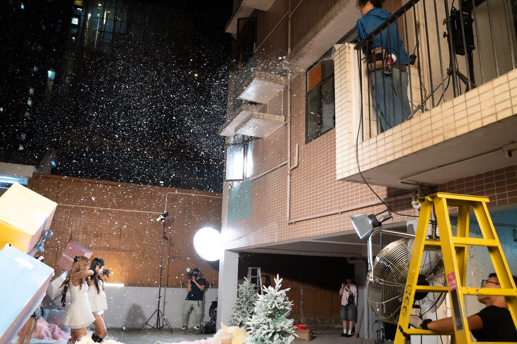 《Me& My Christmas Town》於一棟舊式住宅大廈取景。