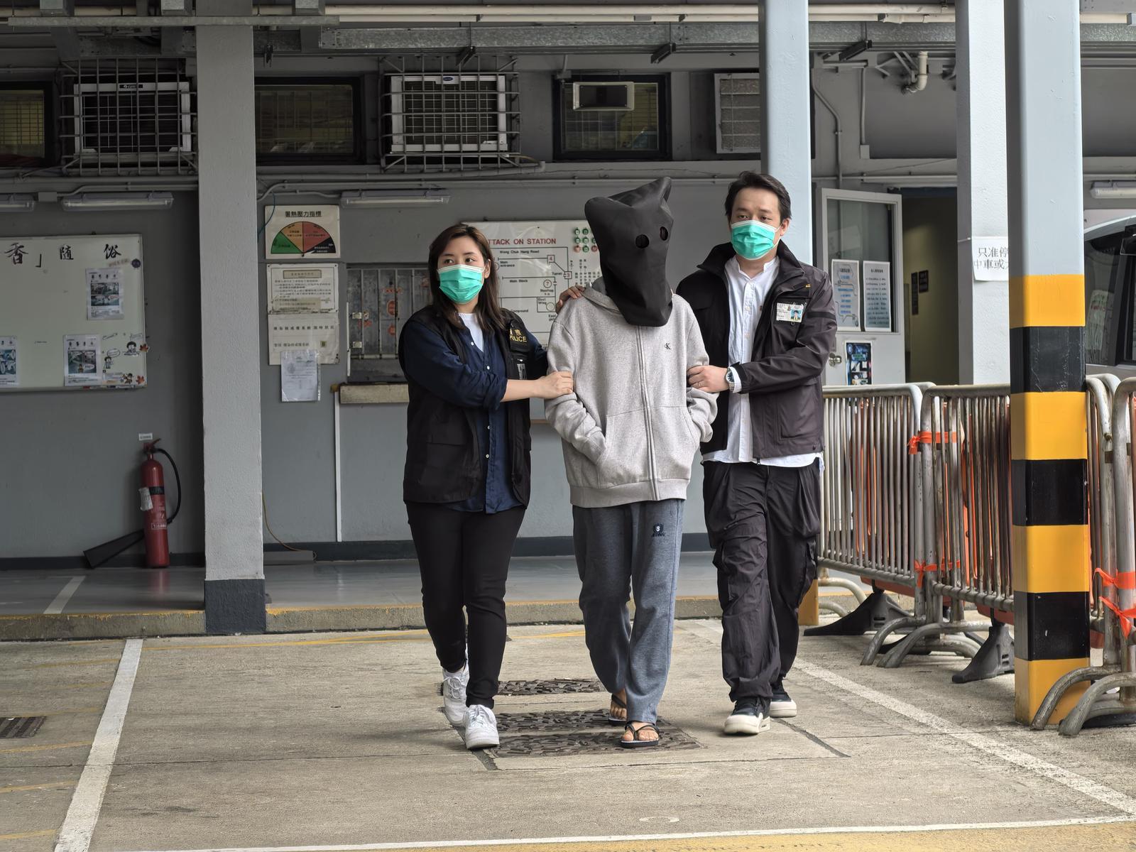 西區警區反三合會行動組接手調查,相信事件與香港仔街市檔口競投有關,於同日以「刑事恐嚇」及「刑事毀壞」拘捕一名51歲有黑社會背景的男子,相信他為案件主腦。