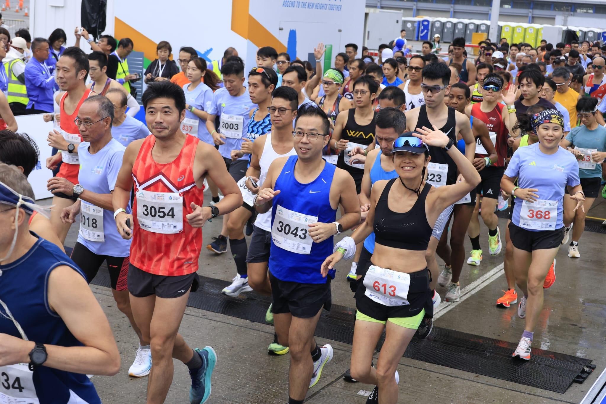 機場三跑道系統十公里今晨開跑。(林俊源攝)