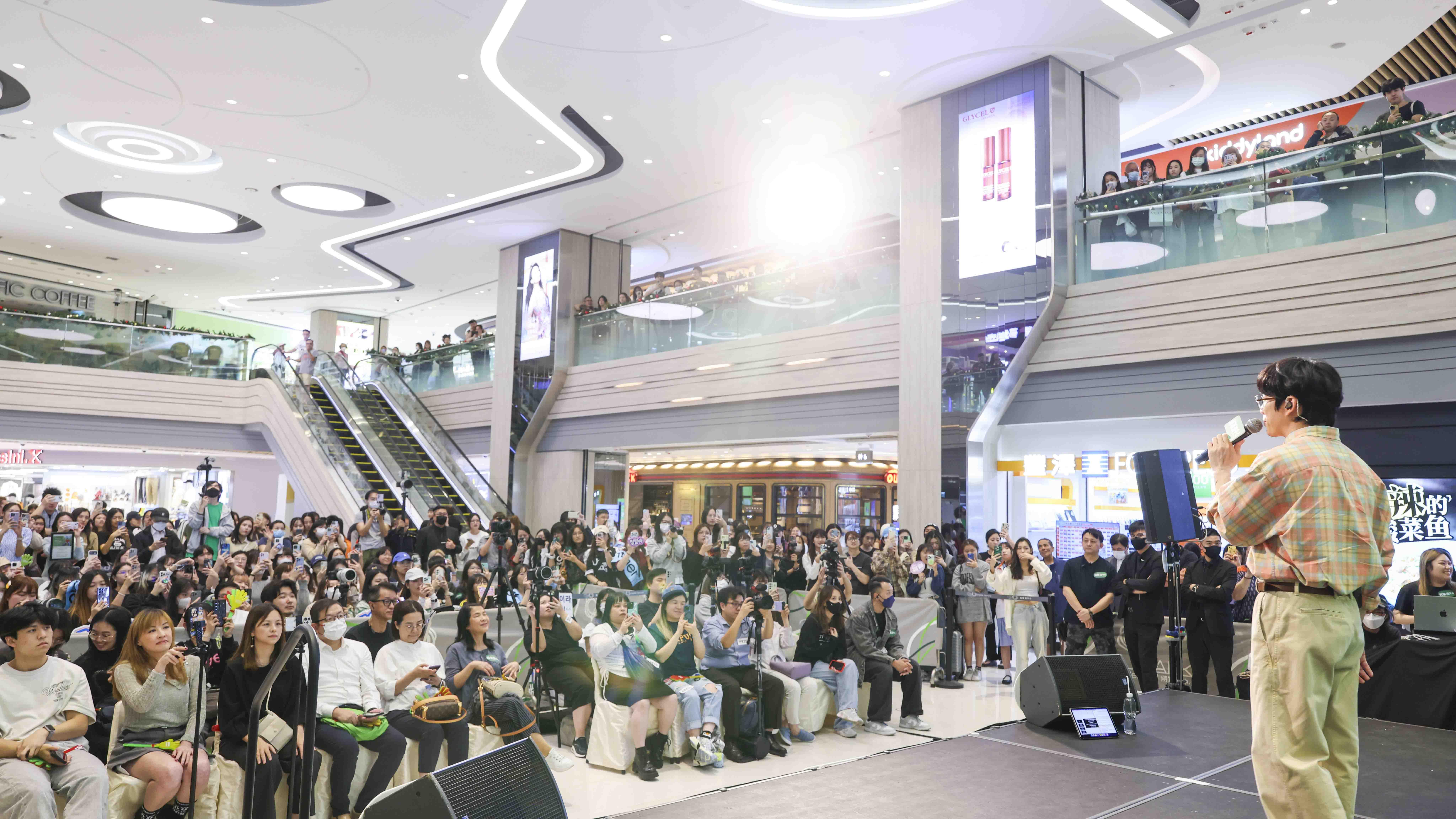 大批fans高舉各式各樣應援物,歡迎偶像10CM。