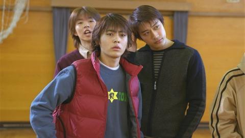 日劇《飄流教室》還有發福前的山田孝之。