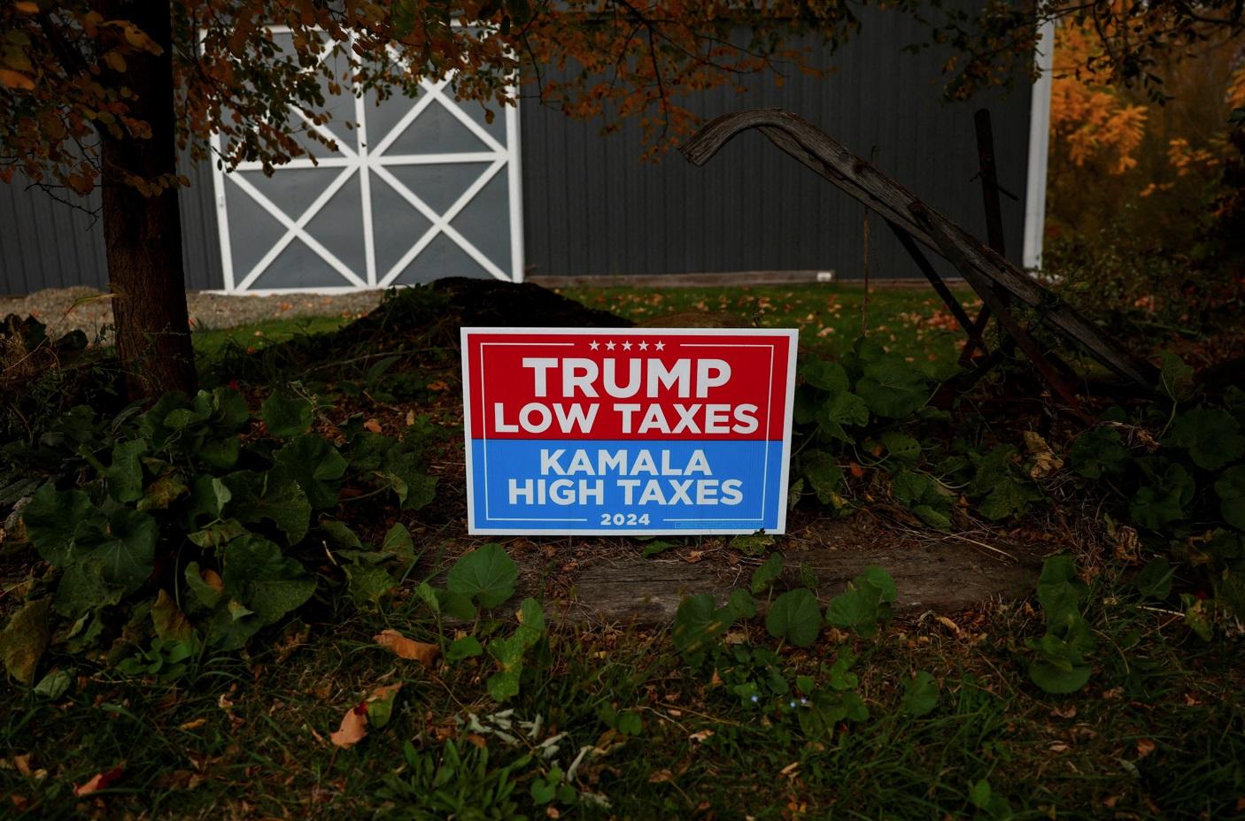 賓夕法尼亞州埃里縣支持特朗普的標語。(路透社)