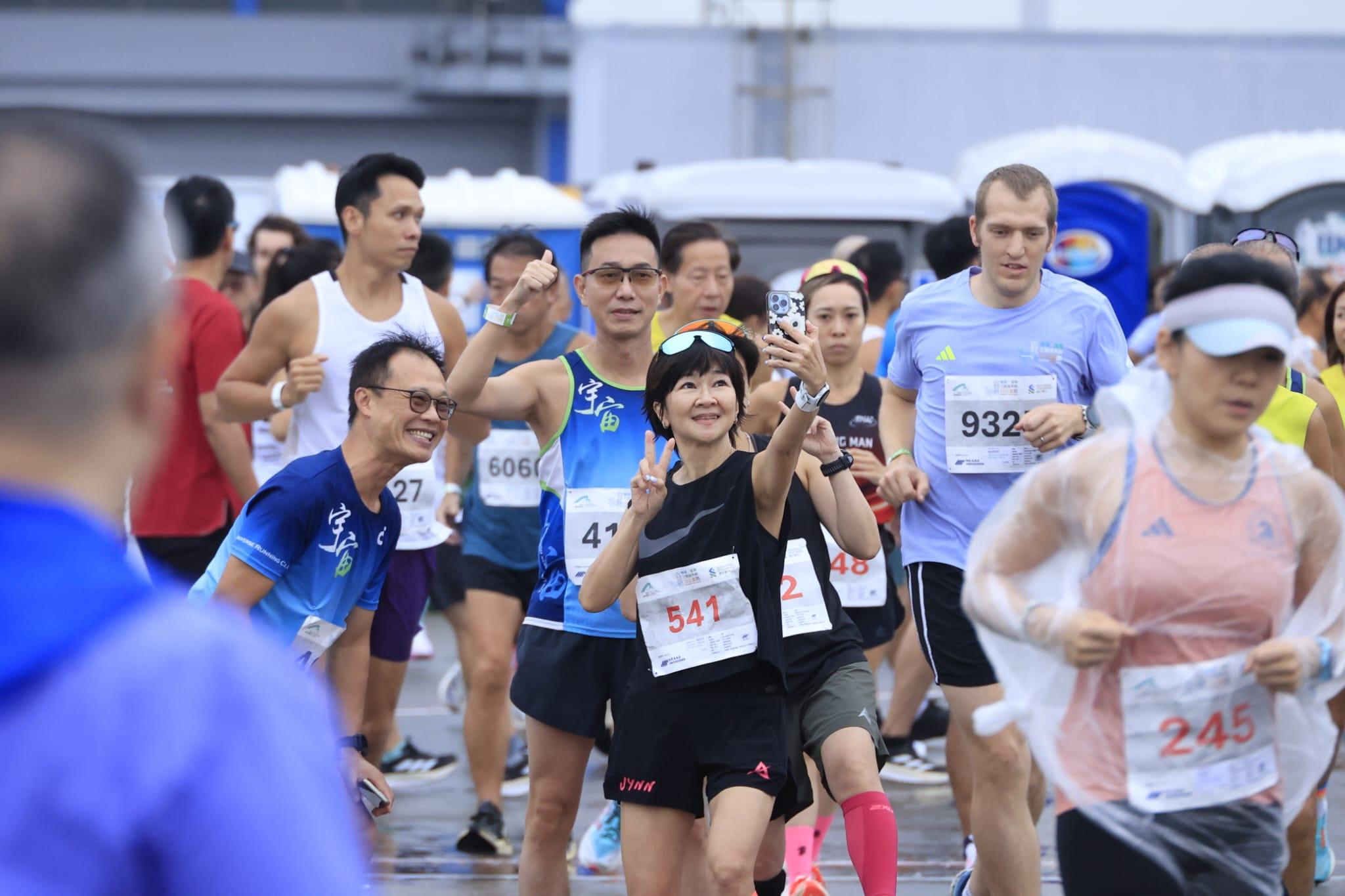 機場三跑道系統十公里今晨開跑。(林俊源攝)