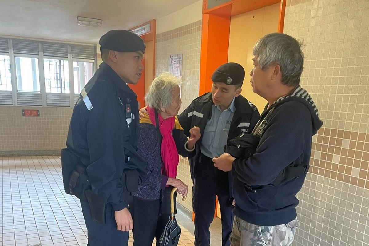 警方在將軍澳協助一名迷途的九旬嫗回家。(香港警察FB)