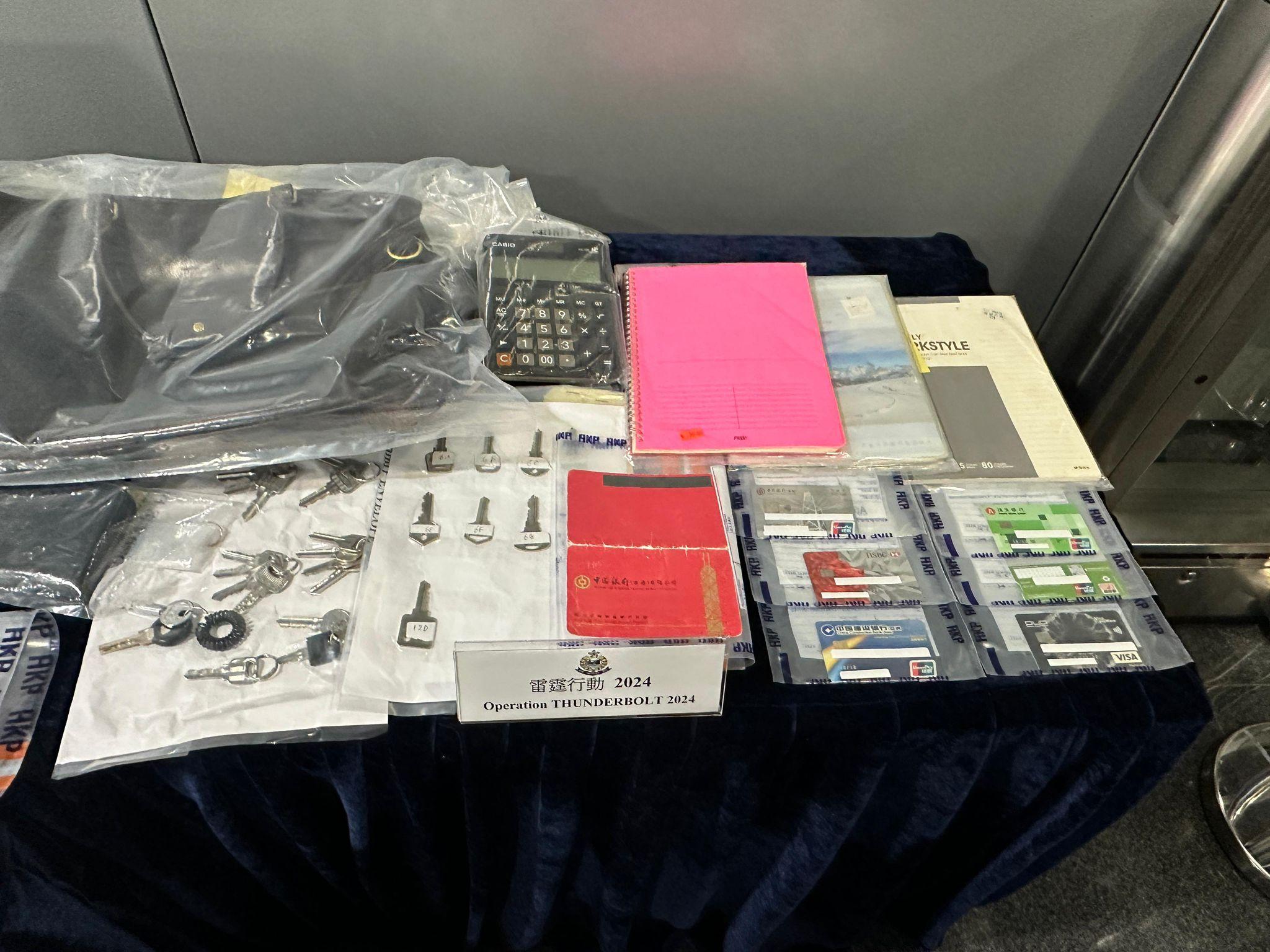 警方在行動中檢獲不同工具。