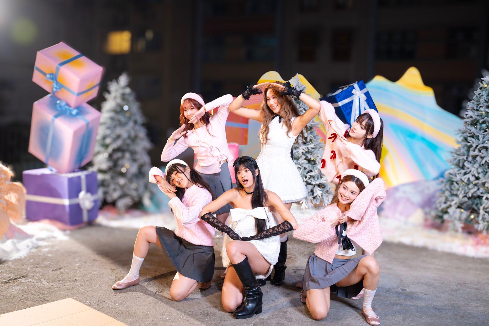 Me&趁着普天同慶的聖誕節,推出《Me& My Christmas Town》。