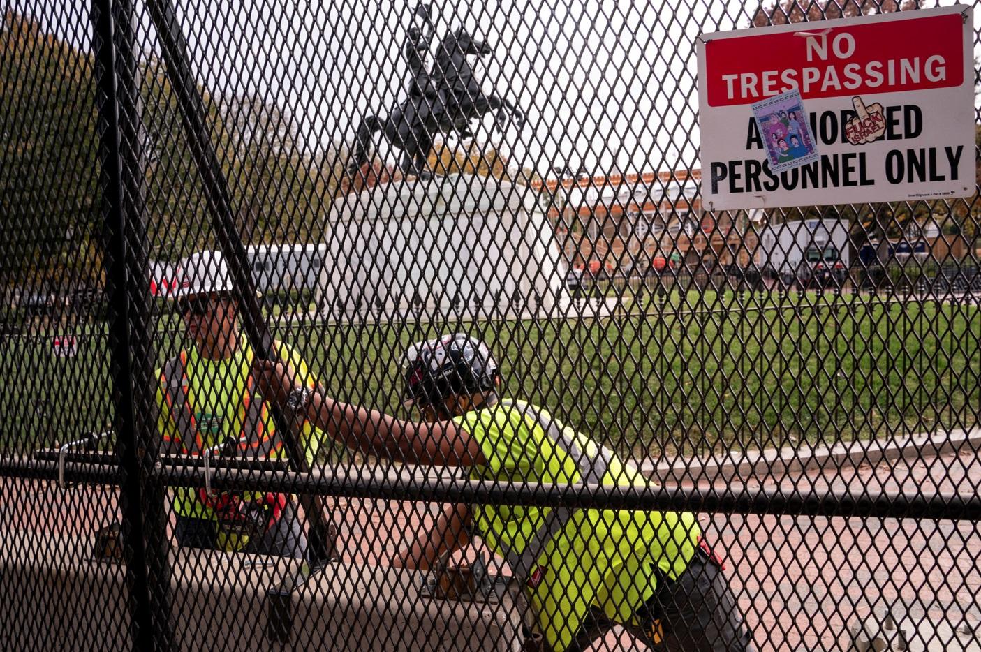 工人近日在白宮附近的街道加裝圍欄。(路透社)