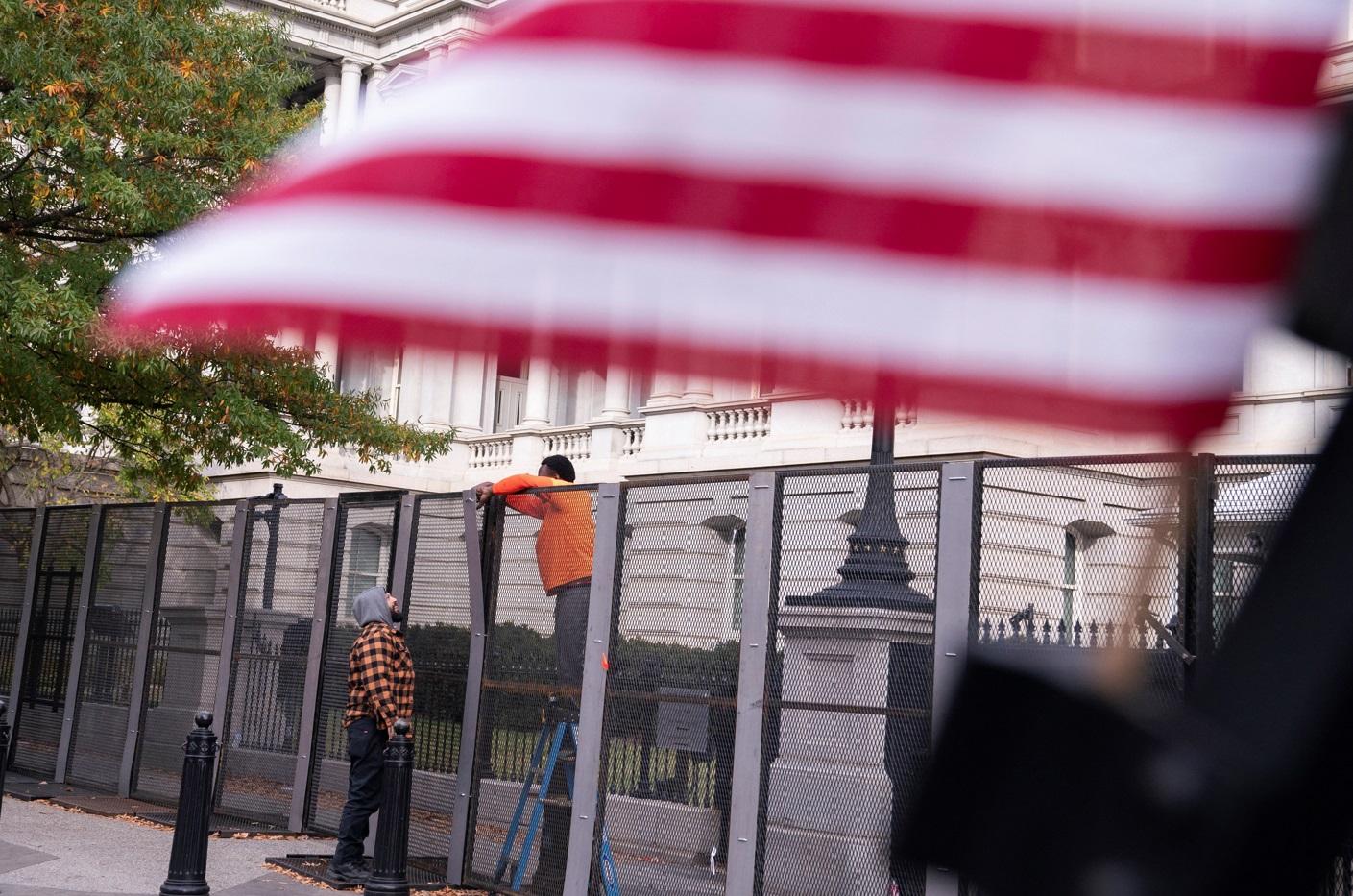 工人近日在白宮附近的街道加裝圍欄。(路透社)
