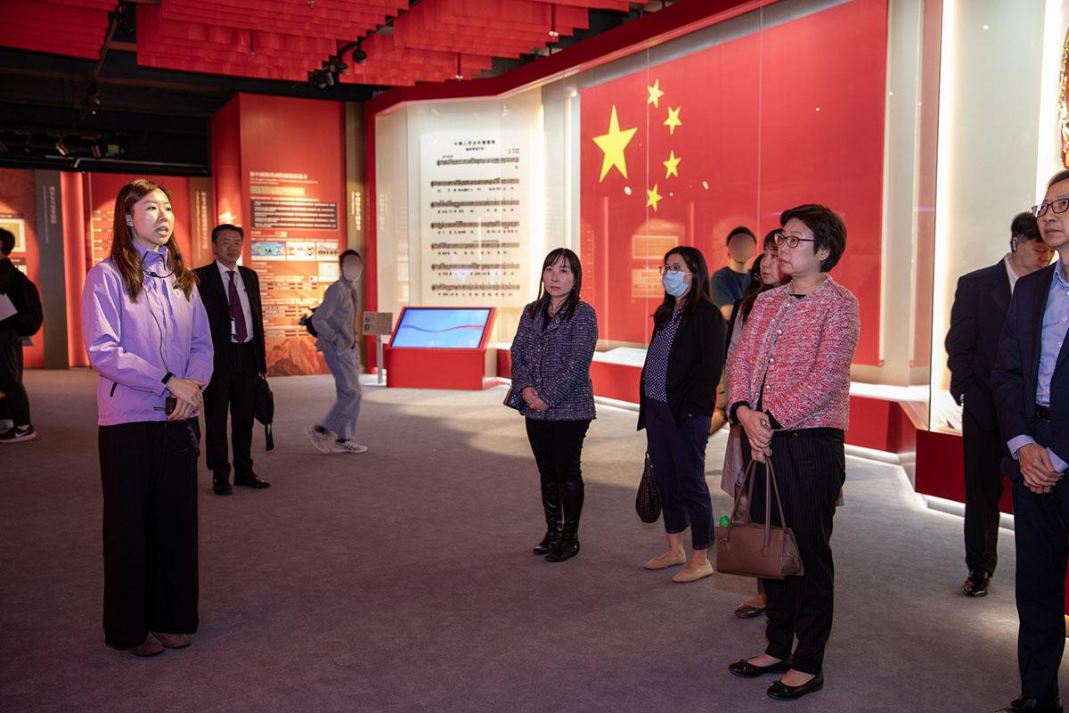 政制及內地事務局常任秘書長與團隊到場參觀。(政制及內地事務局FB)