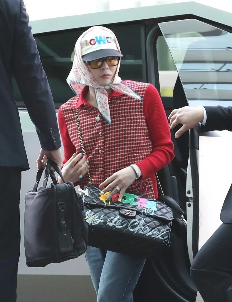 G-Dragon以一身奶奶造型坐科幻感Cybertruck極大反差。(網上圖片)