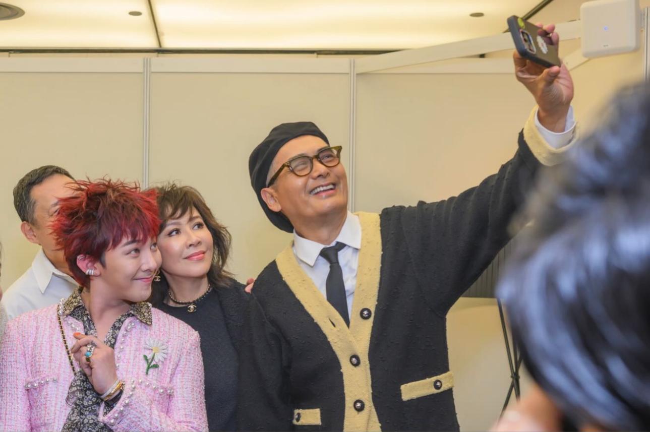 GD跟周潤發等人自拍。