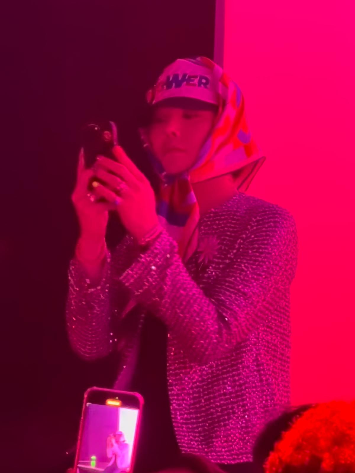 GD轉場到邵氏影城出席After Party,再度披上頭巾示人。