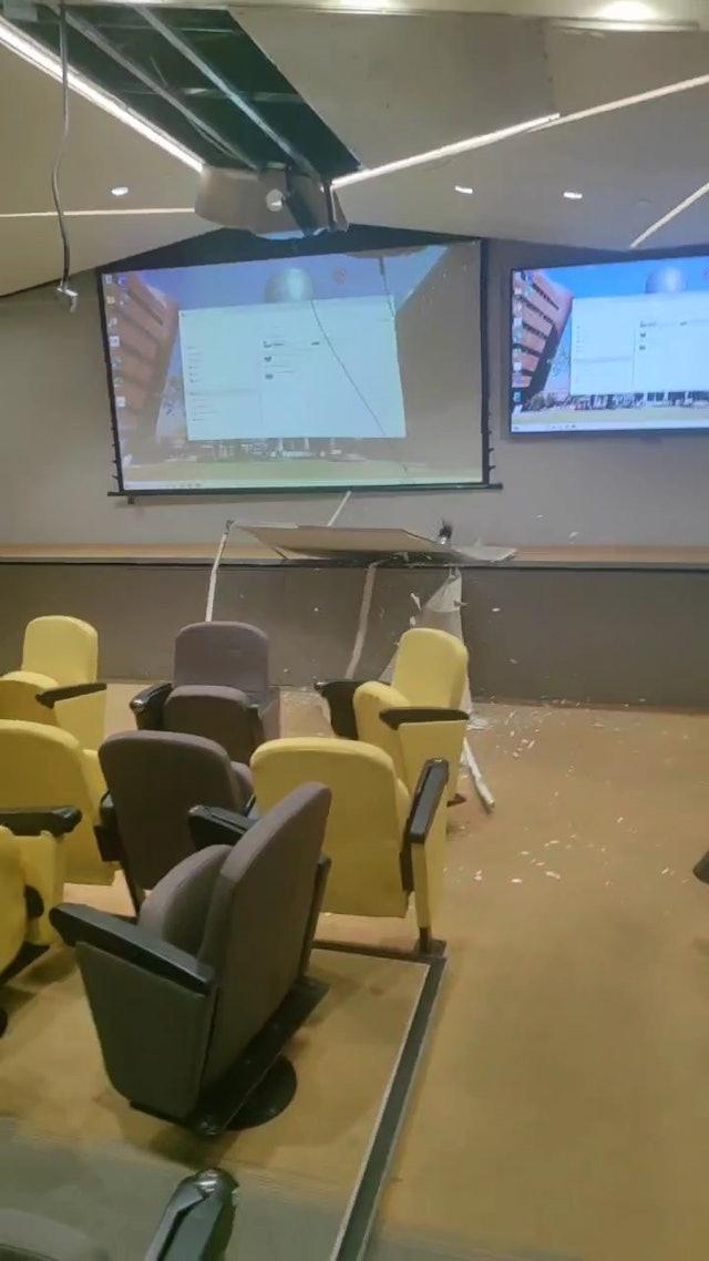 理大一課室上課期間突然天花板坍塌,並發出巨響。(小紅書影片截圖)