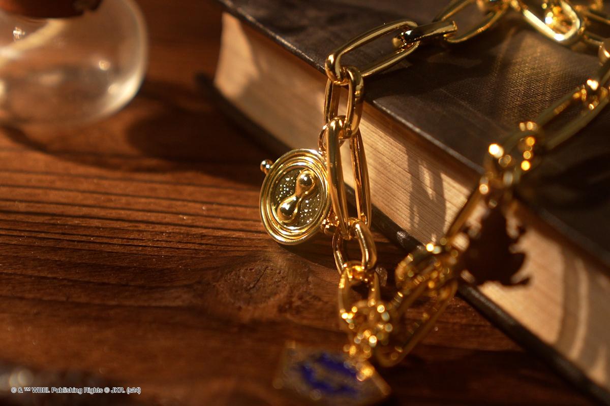 魔法金屬鏈腕帶售$549。