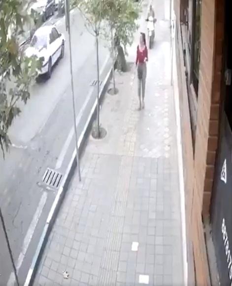 阿利沙赫走在街上,鐵騎士從後駛近。(互聯網)