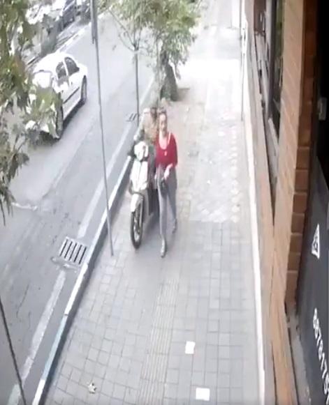 鐵騎士從後觸摸阿利沙赫臀部。(互聯網)