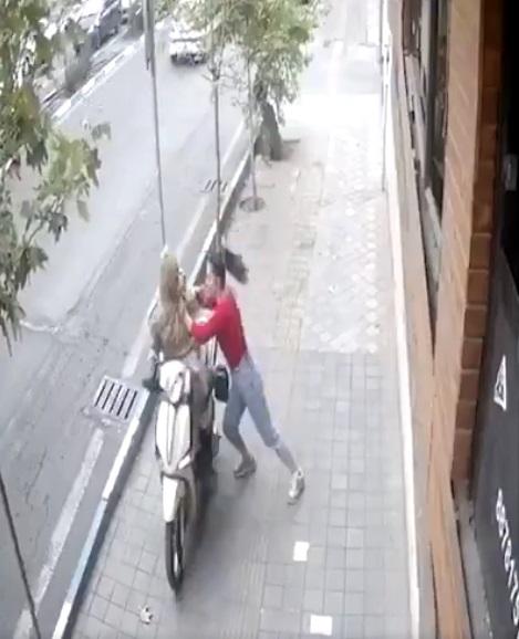 阿利沙赫推開對方。(互聯網)