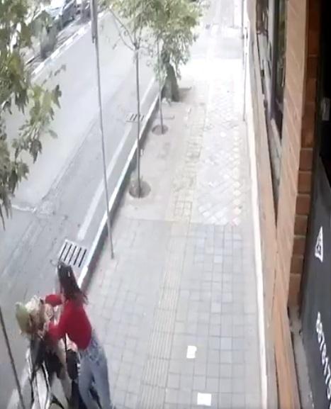 阿利沙赫捉住鐵騎士。(互聯網)