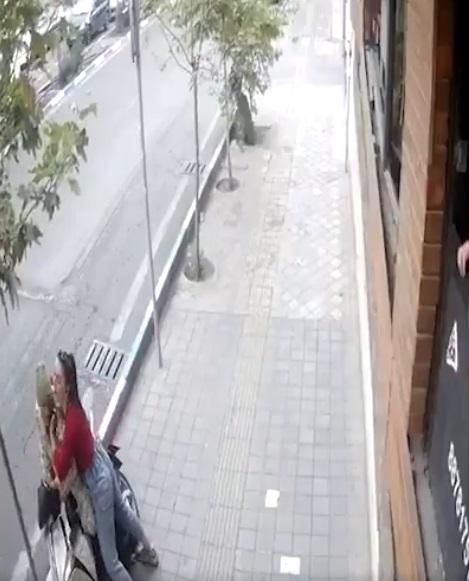 阿利沙赫與鐵騎士糾纏。(互聯網)