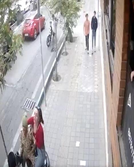 阿利沙赫與鐵騎士糾纏。(互聯網)