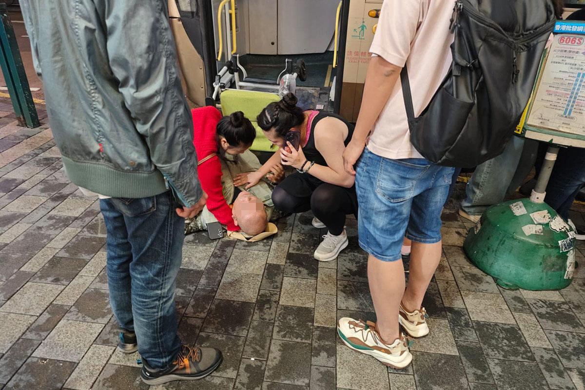 一名坐輪椅男子上巴士時,懷疑輪椅翻側倒地受傷。(網民CarCar Chan@FB群組「香港突發事故報料區及討論區」)