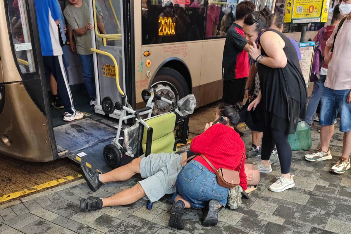 一名坐輪椅男子上巴士時,懷疑輪椅翻側倒地受傷。(網民CarCar Chan@FB群組「香港突發事故報料區及討論區」)