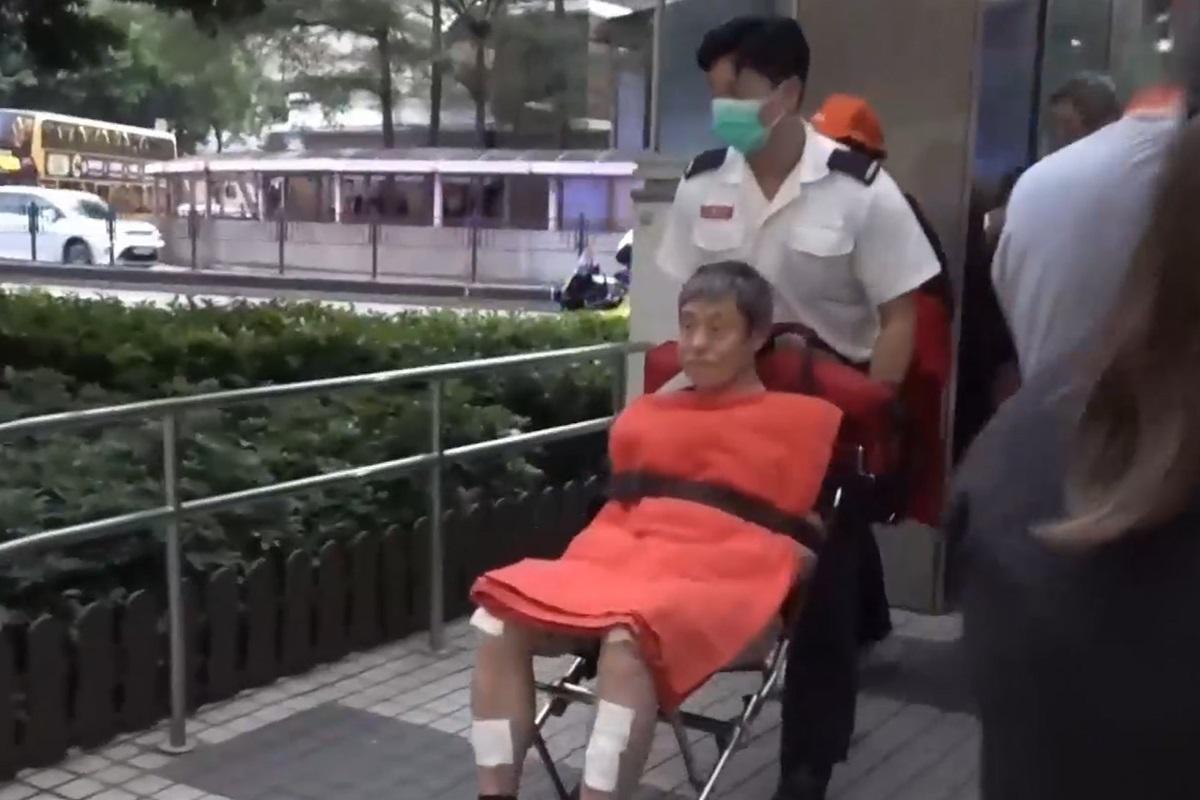 一名團友腳部受傷需要送院。(電視截圖)