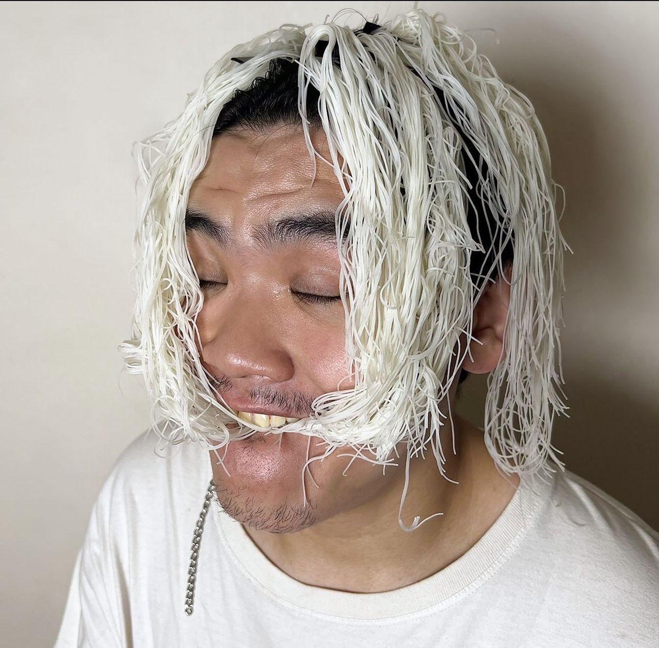 著名網紅Lonelyman利用一盤米粉模仿風哥的漂染金髮。