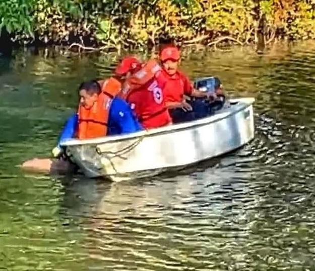 工作人員乘船打撈男子遺體。(互聯網)