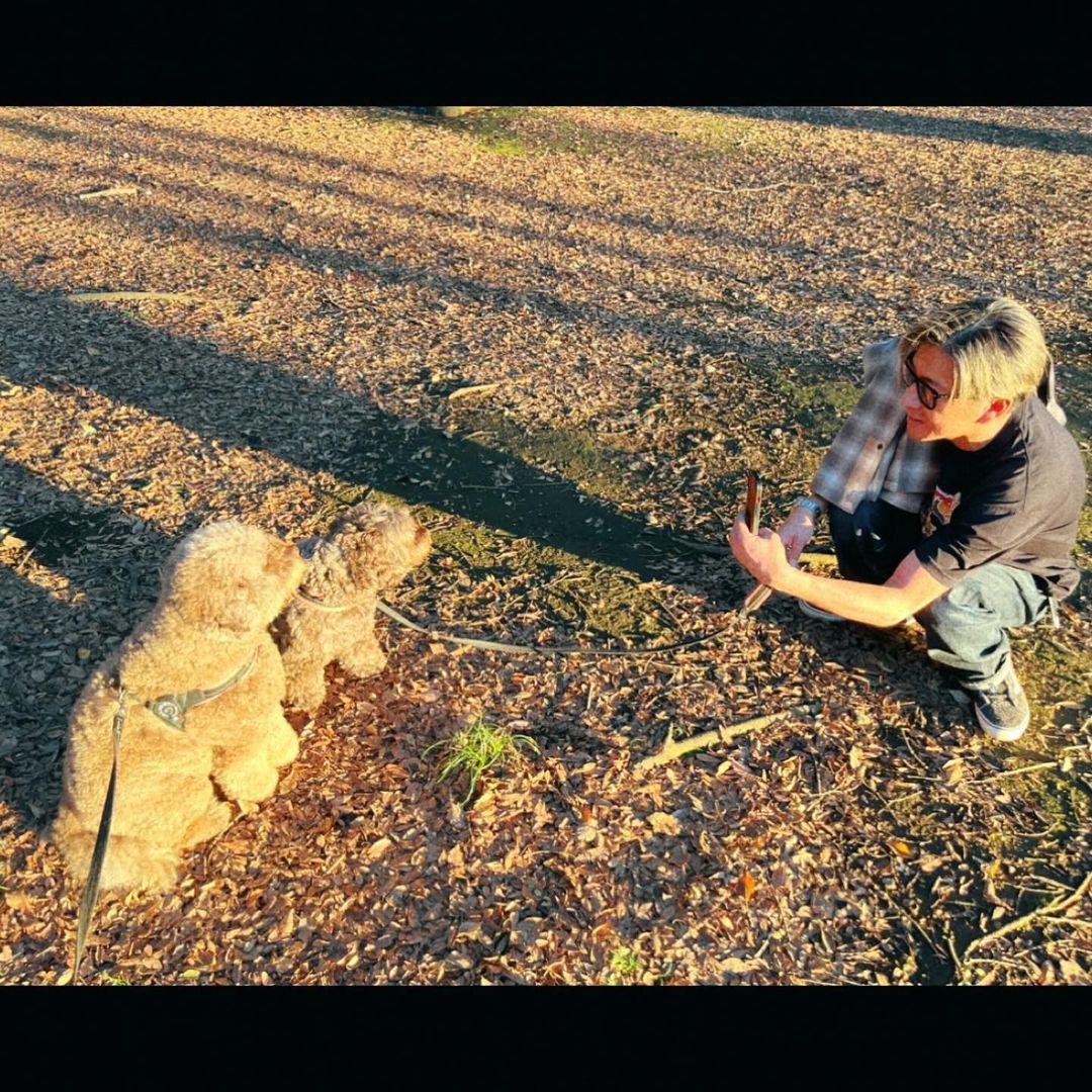 光希分享木村跟狗狗合照。