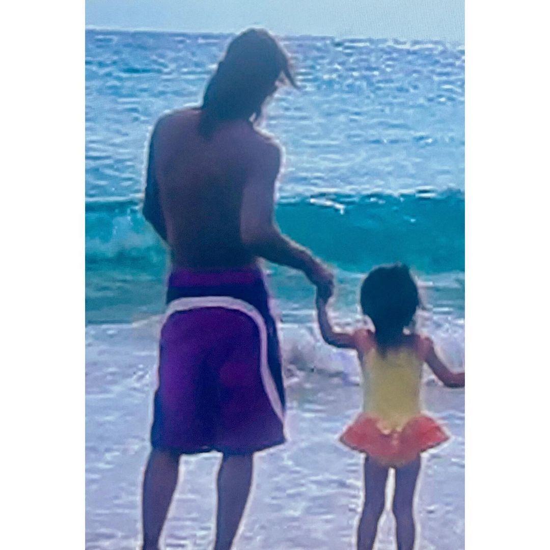 光希貼上兒時跟父親的背影。