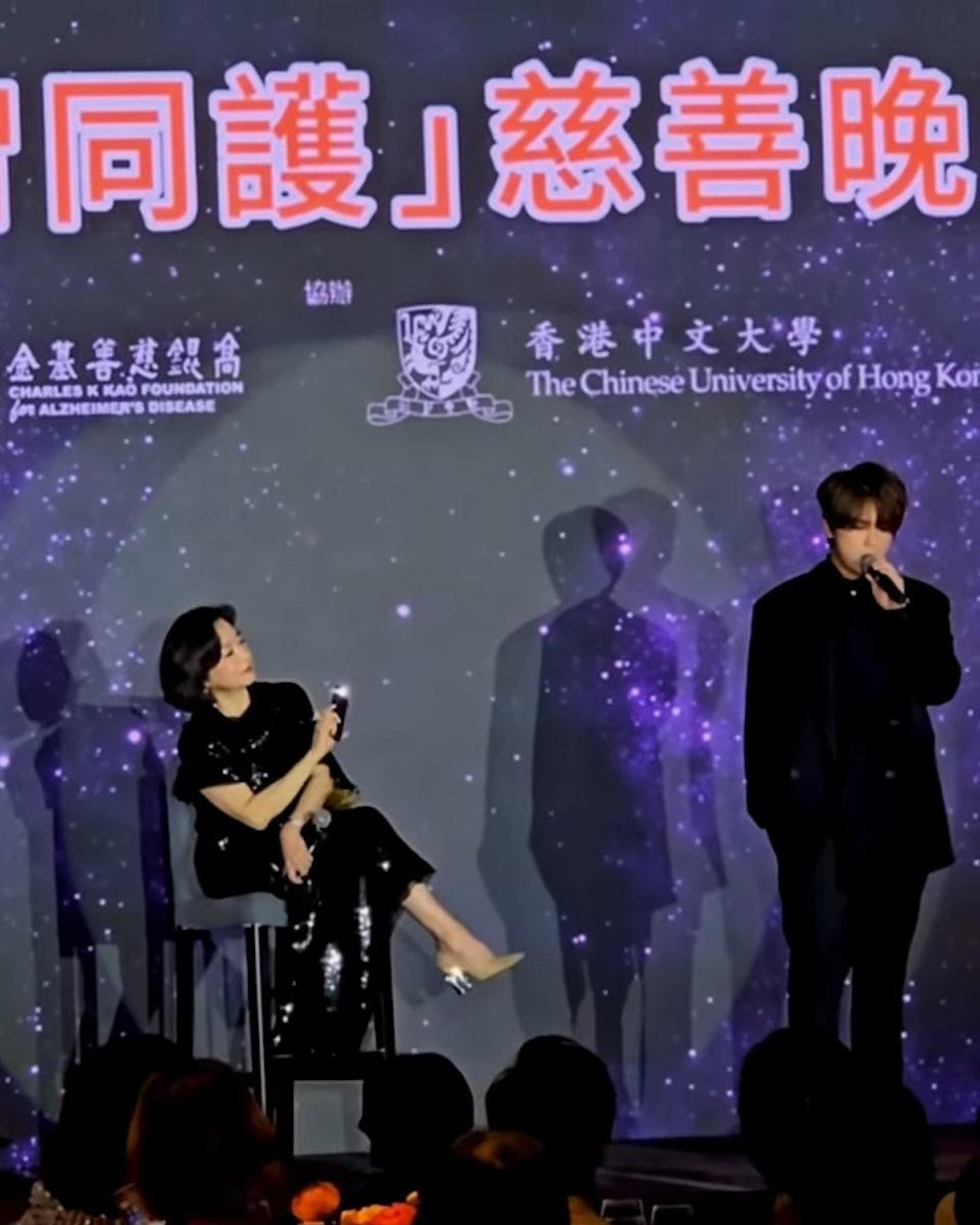 林青霞亮起手機燈隨姜濤的歌聲擺動身體。