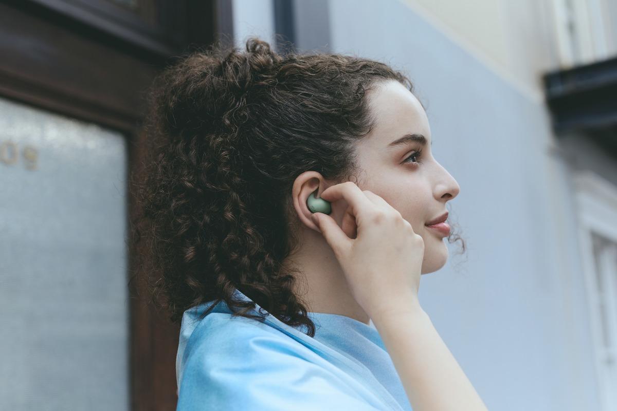 專用零壓貼合承托配件可防止耳機移位或跌落。