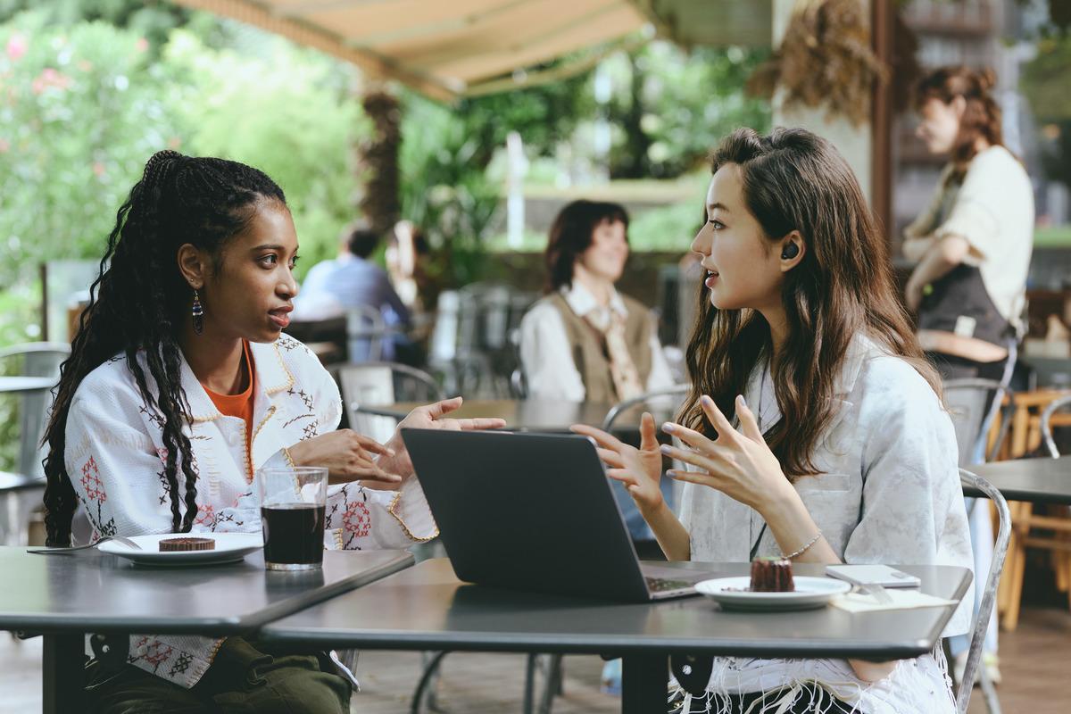 開放式設計可清晰聆聽四周聲音,與人及環境保持聯繫。