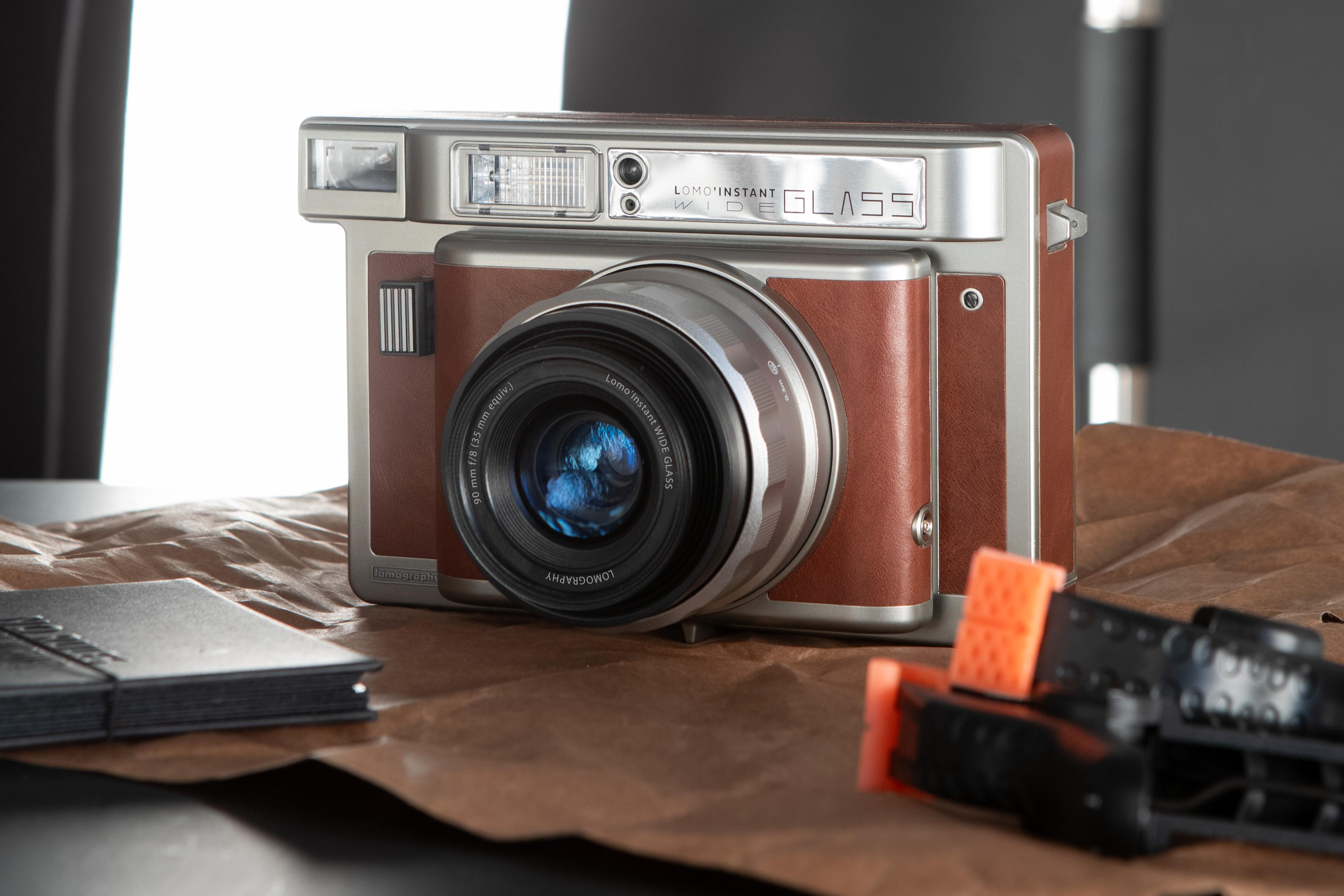 Lomo'Instant Wide Glass相機專為攝影工作室和時尚攝影而設。