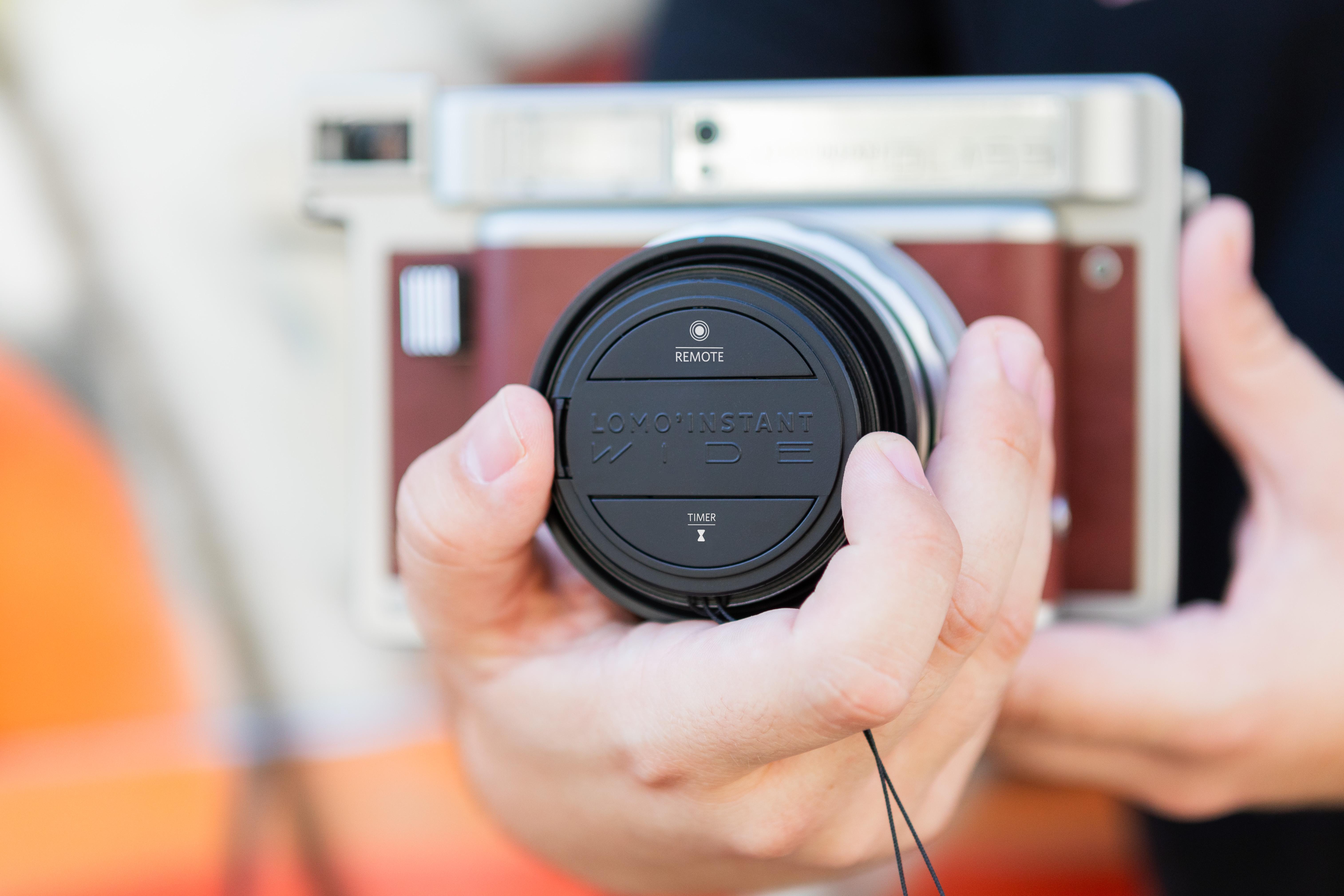 配備了一個備有遙控快門功能的鏡頭蓋。