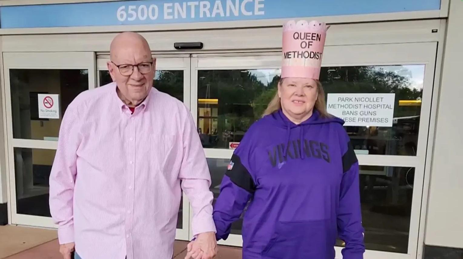 伯里留院治療,抗癌路上有丈夫陪伴。(互聯網)