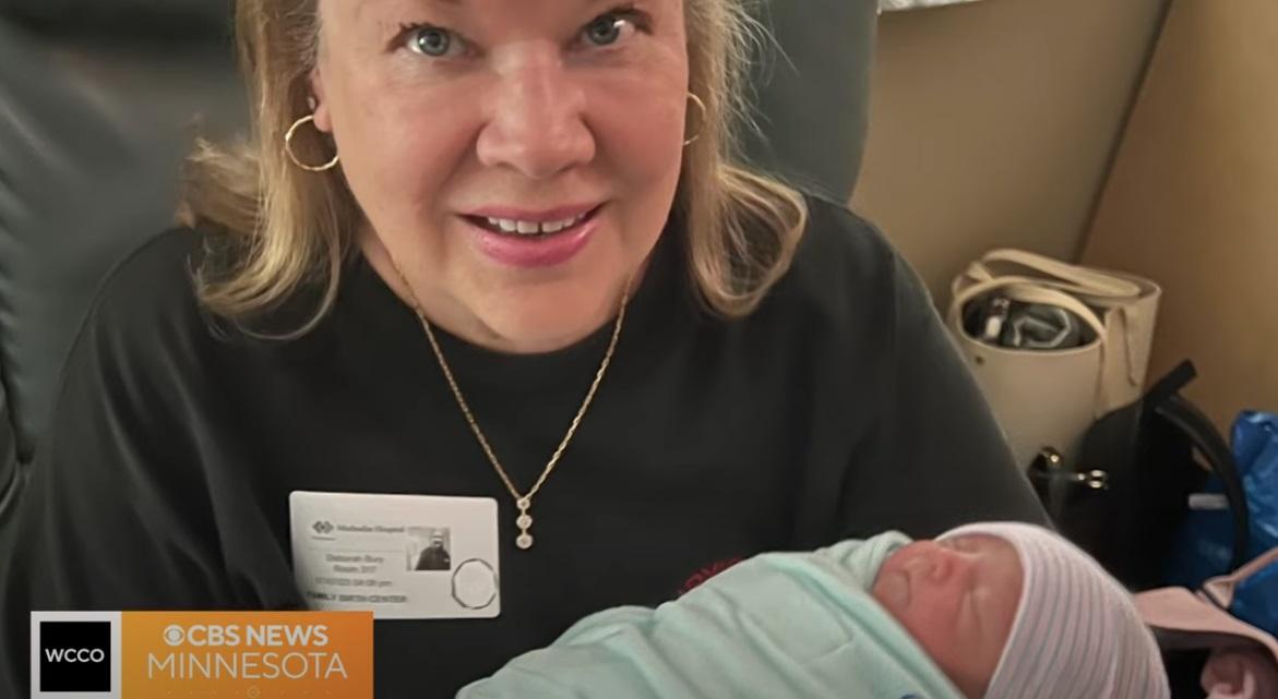 伯里接受哥倫比亞廣播公司(CBS)訪問時,公開生活照。(互聯網)