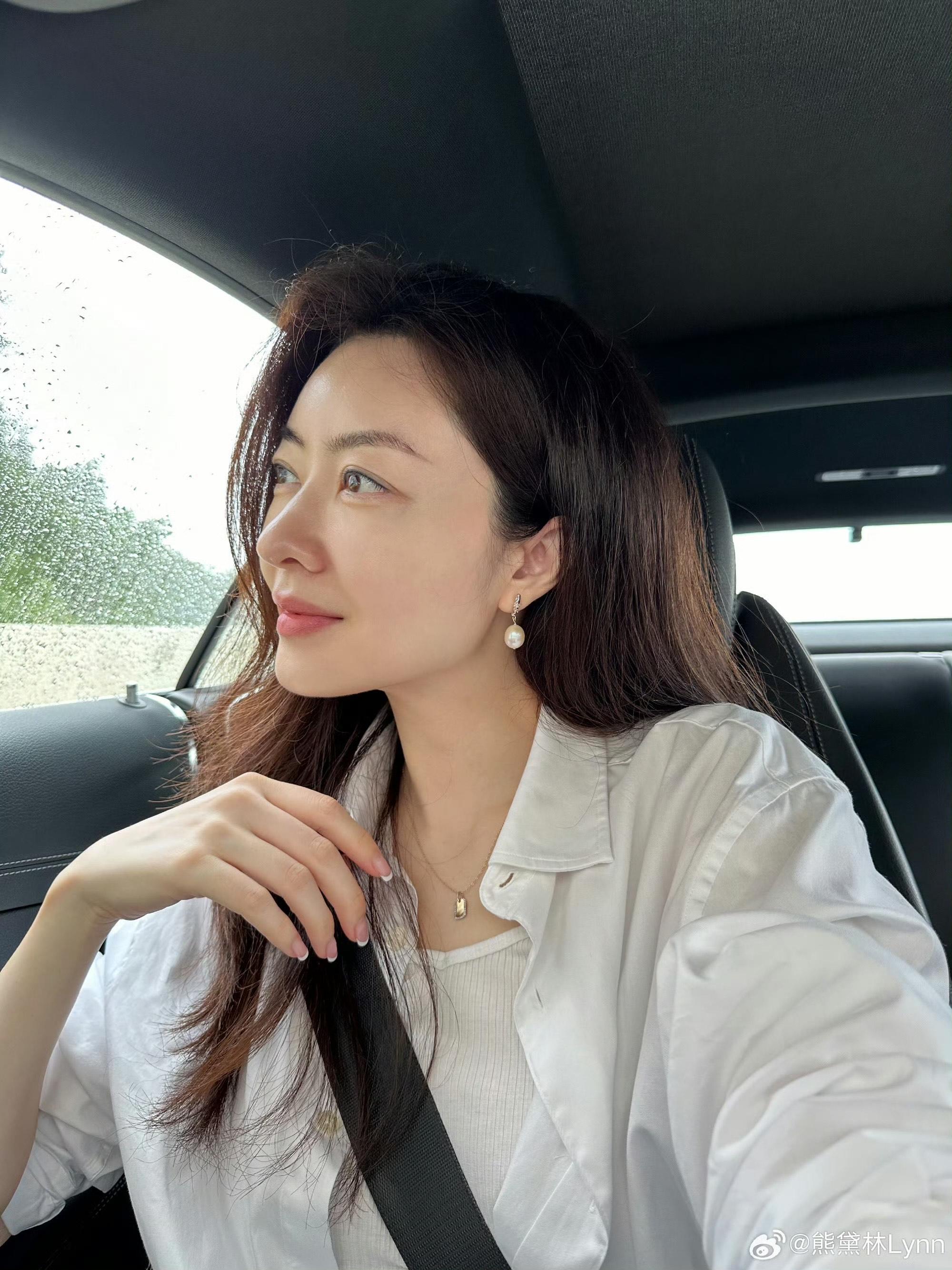 熊黛林貼出淡妝靚相。