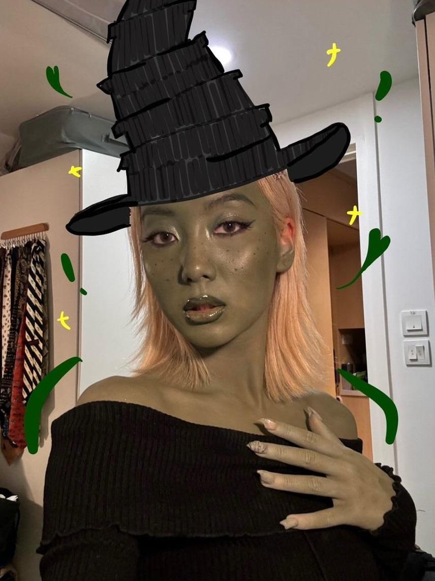 Marf日前在社交網分享自己Cosplay成《魔法壞女巫》的綠色妝容。
