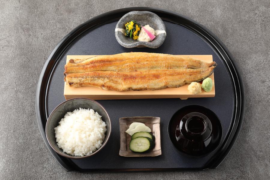 日本店的白燒鰻魚料理