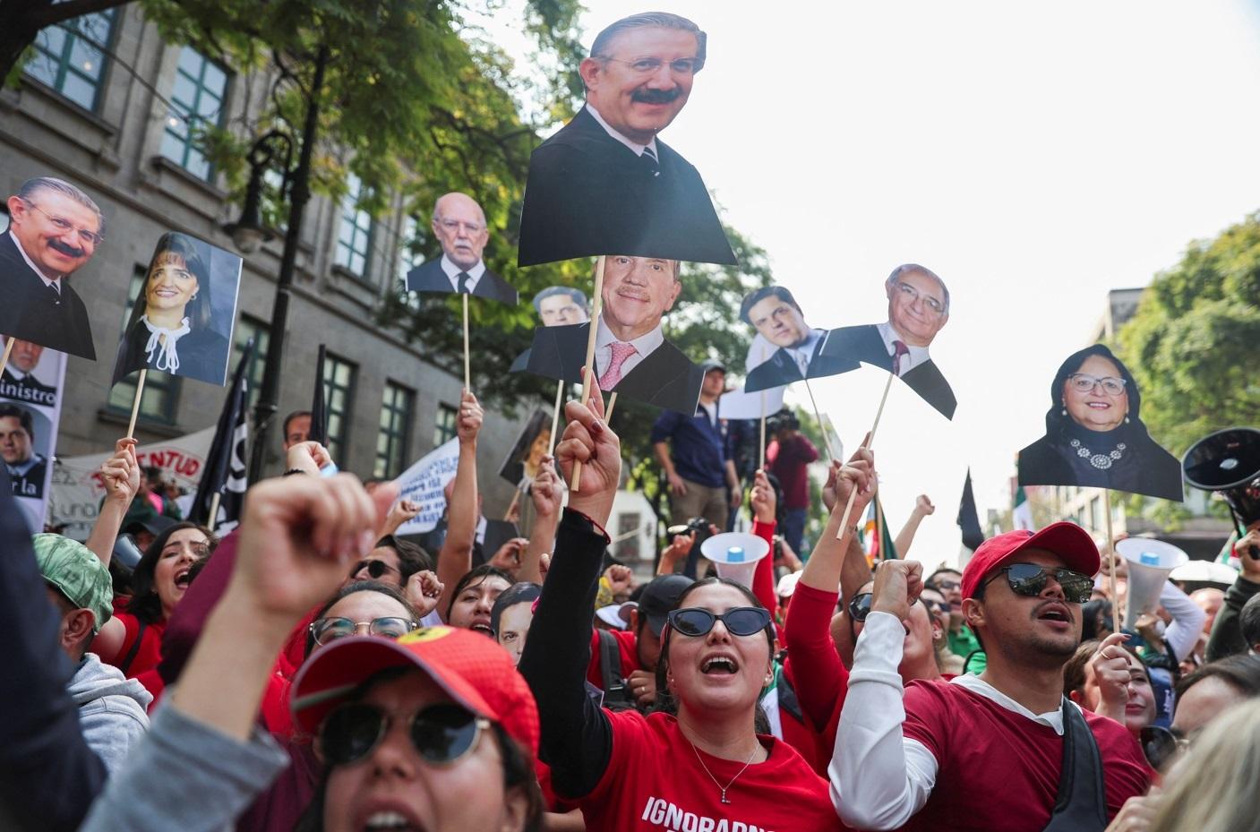 墨西哥城本月初大批民眾上街,抗議政府推行司法改革,以投票選出各級法官。(資料圖片)